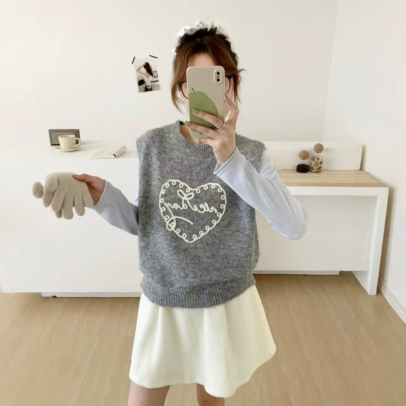 Korean-style sweet heart-letter knit vest for women, suitable for layering in spring and autumn, sleeveless sweater vest top Korean-style sweet heart-letter knit vest for women, suitable for layering in spring and autumn, sleeveless sweater vest top