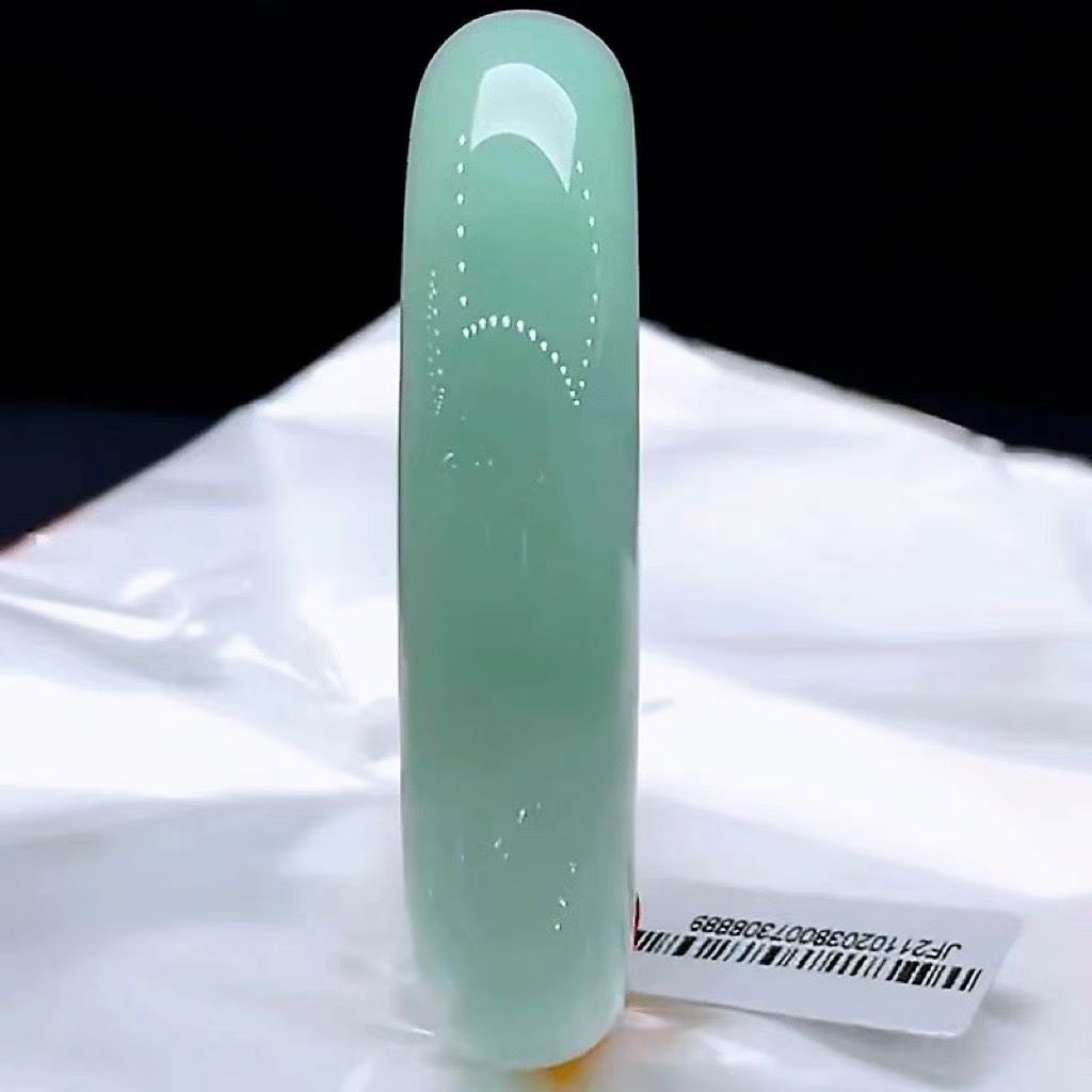 Vòng tay ngọc bích tự nhiên Miến Điện màu xanh nhạt, đường kính trong 52–64 mm