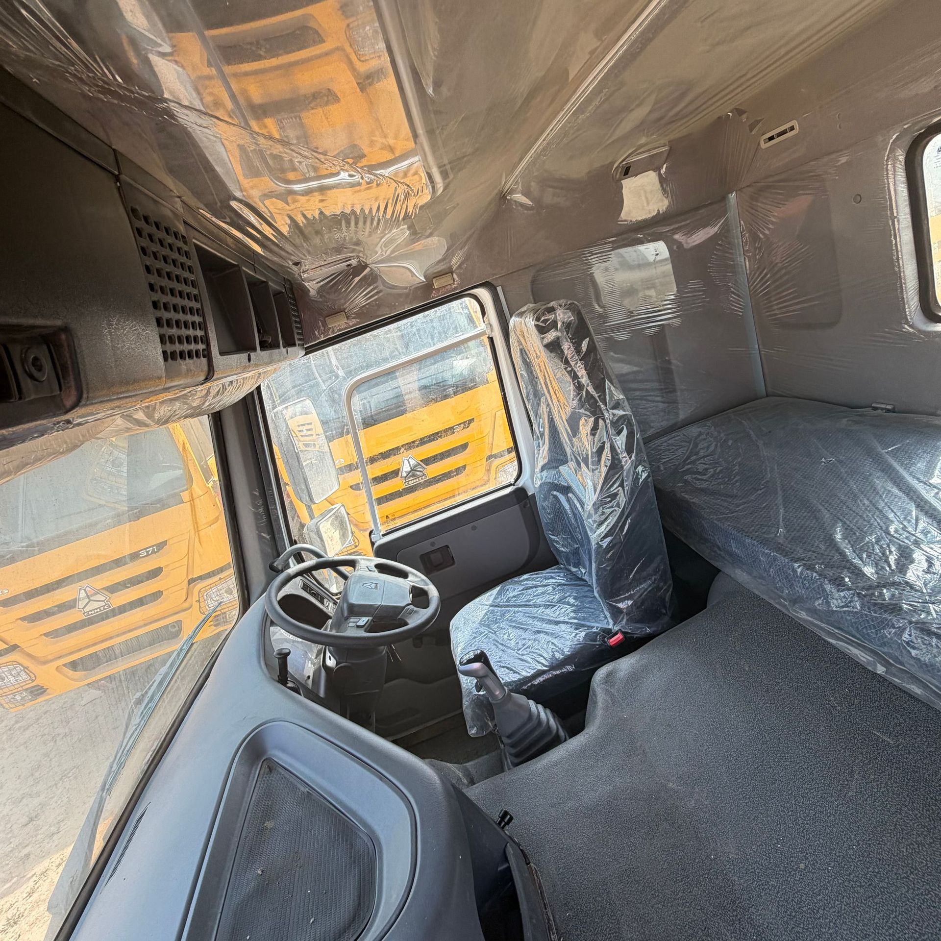 Exporting HOWO light-duty 4x2 dump trucks for rural transportation of construction waste and debris