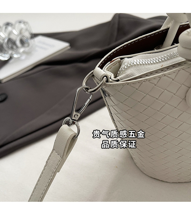 A simple and elegant bucket bag for women, a Korean-style single-shoulder bag for commuting to work in 2025, a new trendy and fashionable crossbody bag Application Scenario