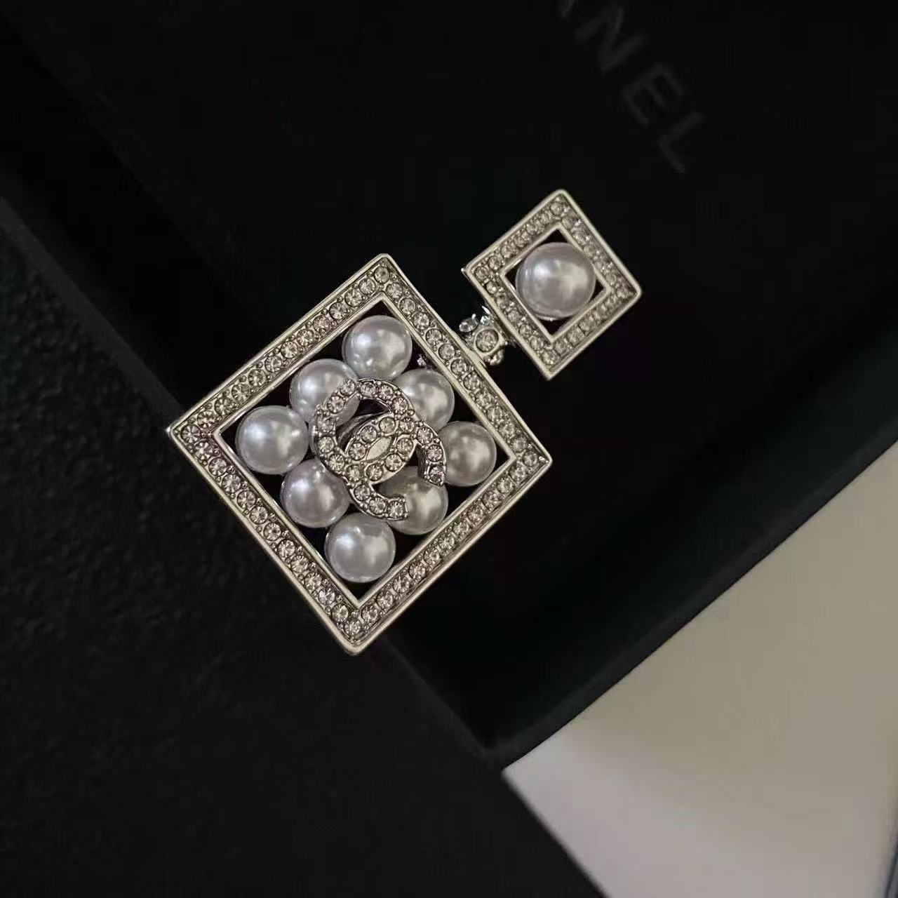 Classic Chanel-Style High-End Gold-Plated Brooch, Fashionable Retro Star Ocean Personality Trend, Sweet and Cool Heart Design
