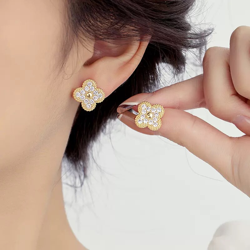 European and American Exquisite Four-Leaf Clover Super Flash Zircon Earrings Niche High-End Accessible Luxury Retro Earrings European and American Exquisite Four-Leaf Clover Super Flash Zircon Earrings Niche High-End Accessible Luxury Retro Earrings