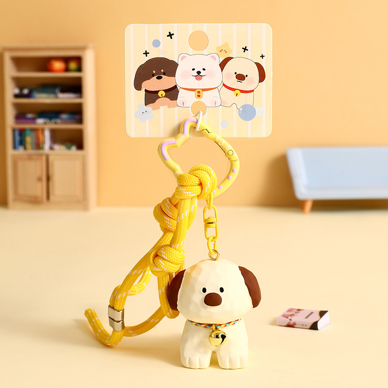 행운의 강아지 나무 조각 스타일 열쇠고리 - 작은 노란 개