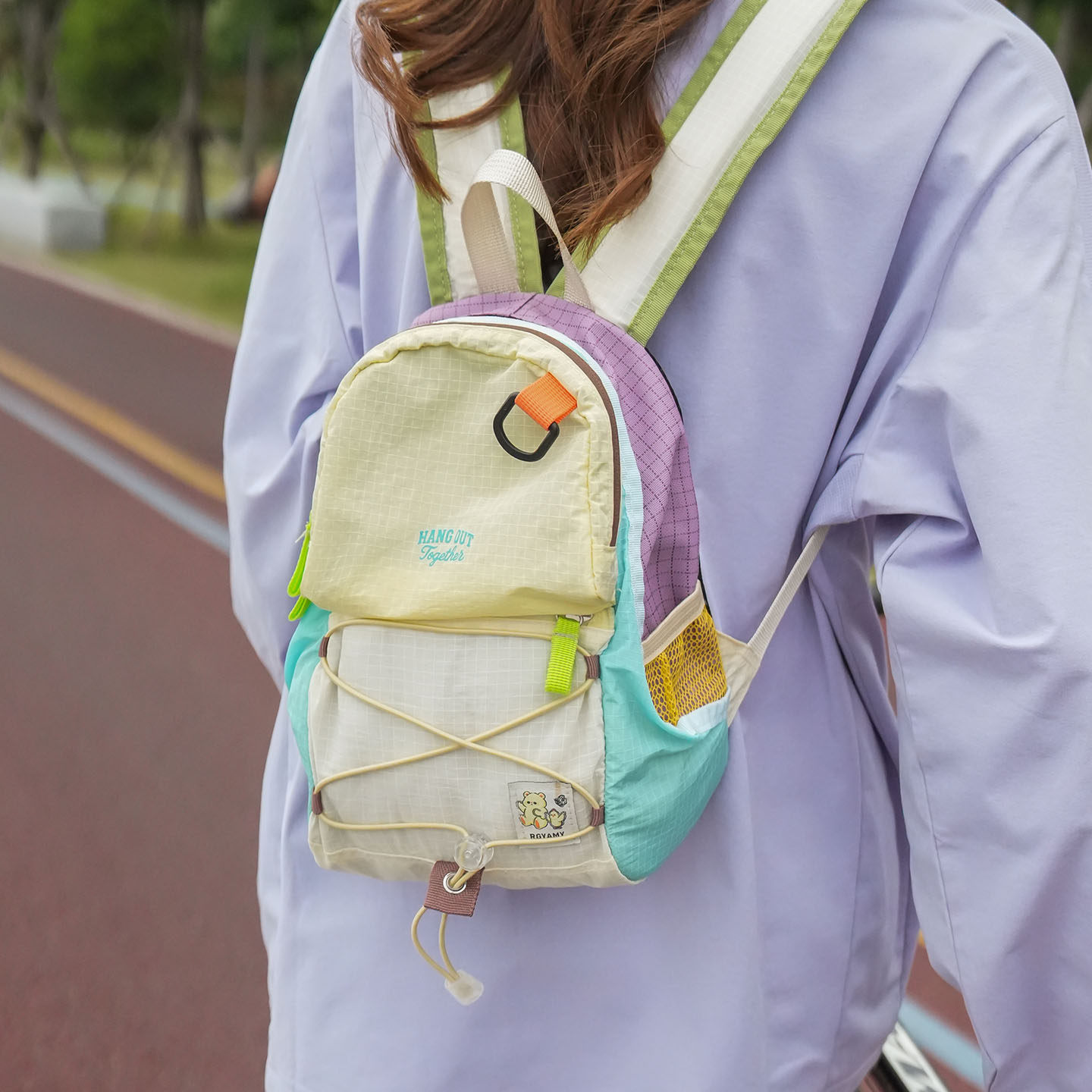 Hombres nuevos viajes de estilo de viento color de choque 2026 mochila ligera, bolso de montaña de gran capacidad, bolsillo al aire libre más ocio