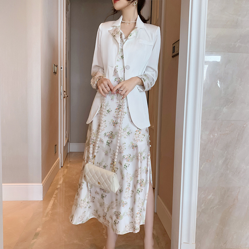 Set công sở nữ áo vest hai mảnh kèm đầm satin dây mảnh — Màu trắng