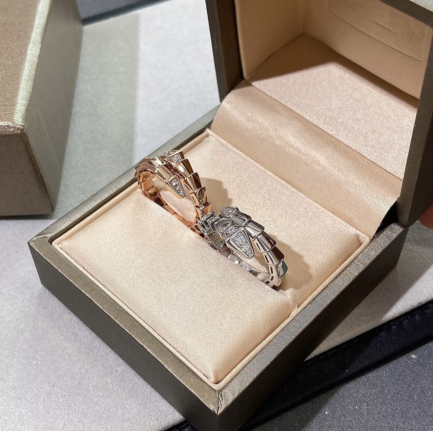 2025新款蛇形戒指女小众设计网红轻奢18k玫瑰金高级感满钻食指环