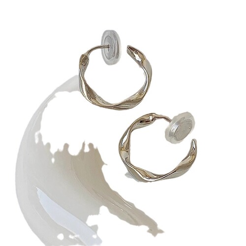 Minimalist, cool, twisted mosquito coil plate earrings, retro elegance, cold breeze, high-end Instagram style, no piercing earrings, winter.