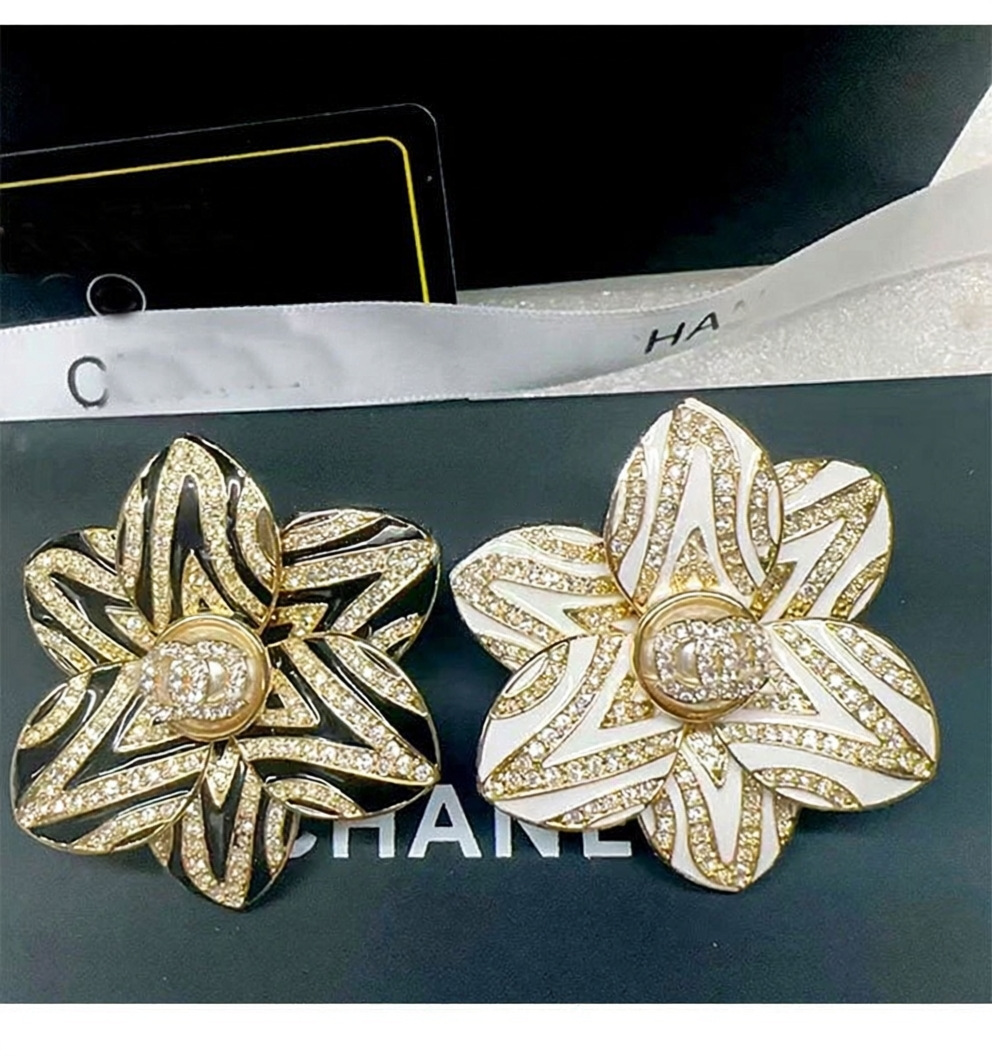 Cross-border Chanel-style brooch with a high-end, light-luxury feel, black and white enamel, rhinestones, three-dimensional petal flower brooch, wholesale from manufacturer