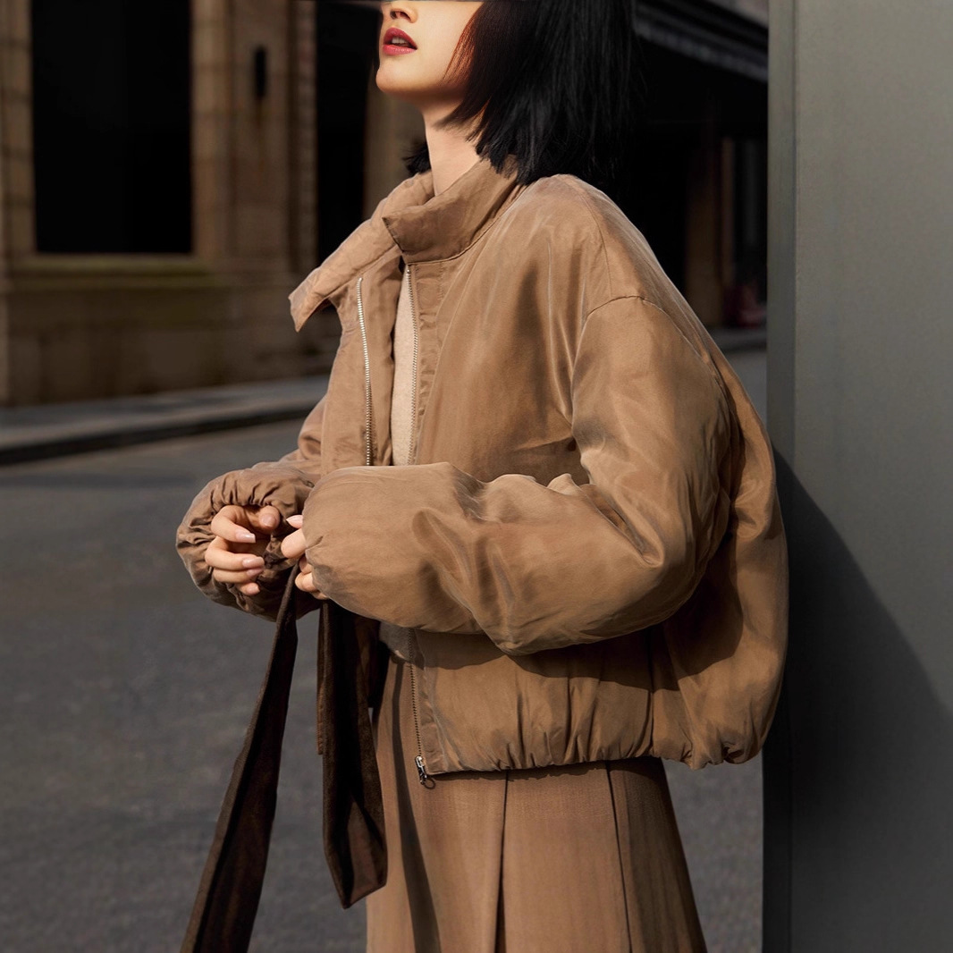 In-Stock Eggshell Goose down Jacket with Copper Ammonia Silky Matte Sheen, Stand Collar, Magnetic Closure, Women's down Coat, One-Piece Wholesale