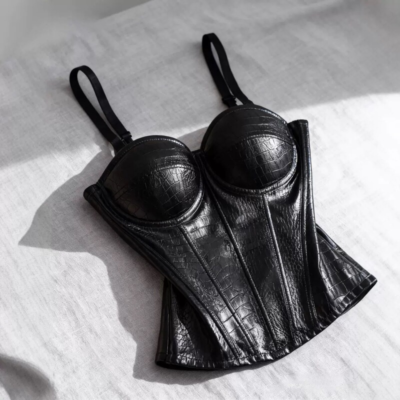European and American PU leather fishbone corset, worn as an outer garment, with underwire, padded cups, and straps, a camisole-style top that cinches the waist and creates a figure-hugging silhouette