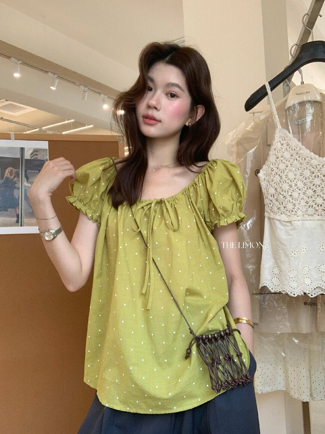 Áo sơ mi nữ tay bồng chấm bi phong cách Nhật, cổ dây rút, dáng suông trẻ trung — màu đen, màu trắng, xanh lá cây chi tiết 7