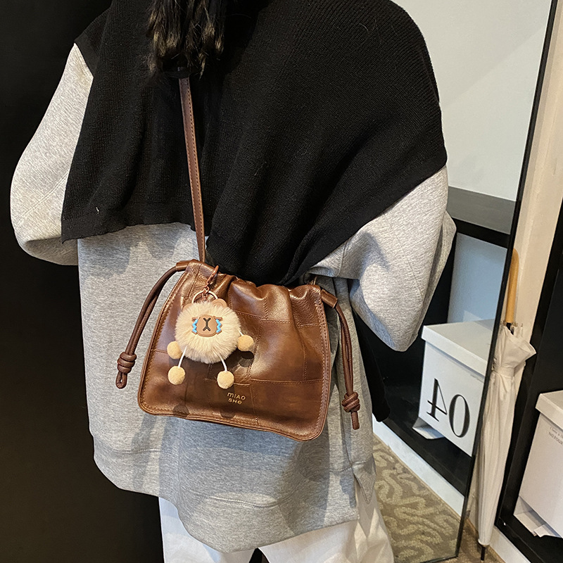Otoño y invierno retro bolso explosivo para mujeres 2024 nuevo estilo de tendencia universal bolso pequeño estilo coreano nicho de alta calidad bolso de mochila