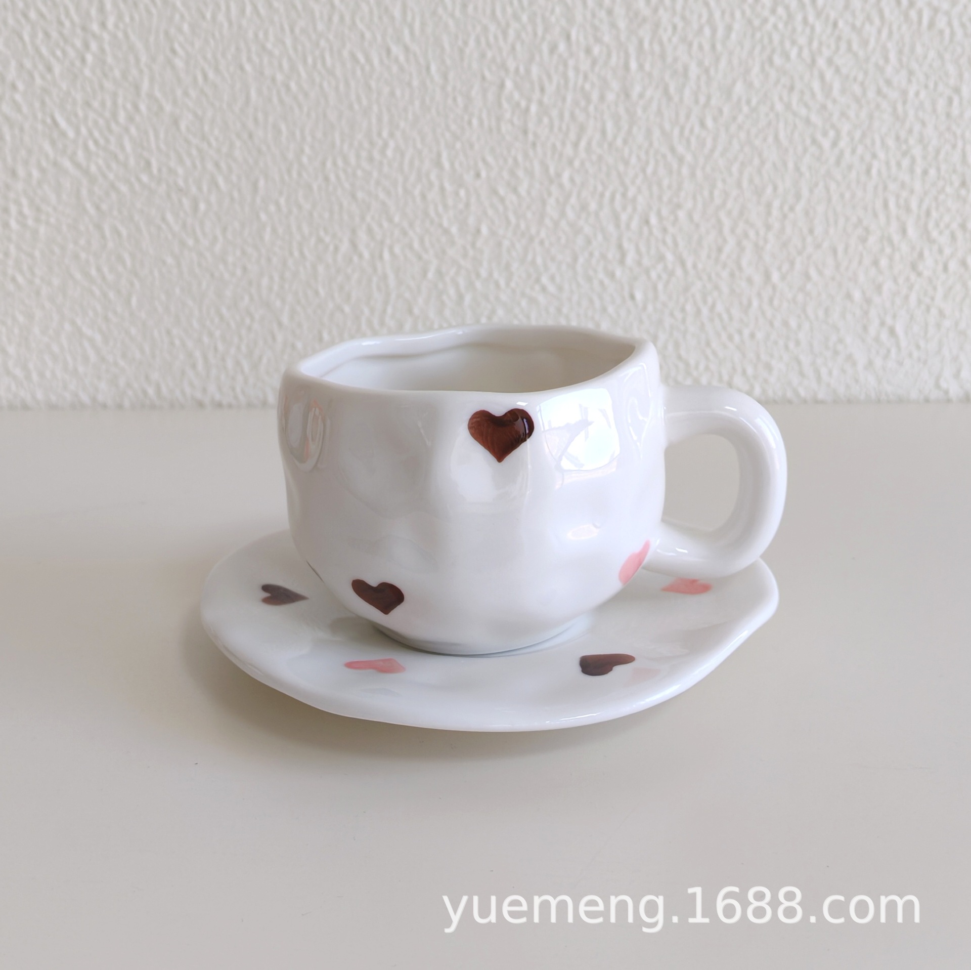 Taza de café de cerámica navideña irregular, linda taza con diseño de flores y corazones pintados a mano, juego de taza y platillo para té de la tarde
