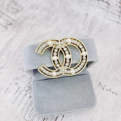 Exquisite small scented brooch with air quality, fashionable double-C trend, suitable for clothing, collar pins, bags, hats, accessories.