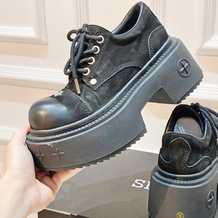 Le nuove scarpe da donna Martin del 2024 hanno una suola e un aumento di altezza di 9,5 centimetri. Scarpe alla moda per studenti_voghion.com