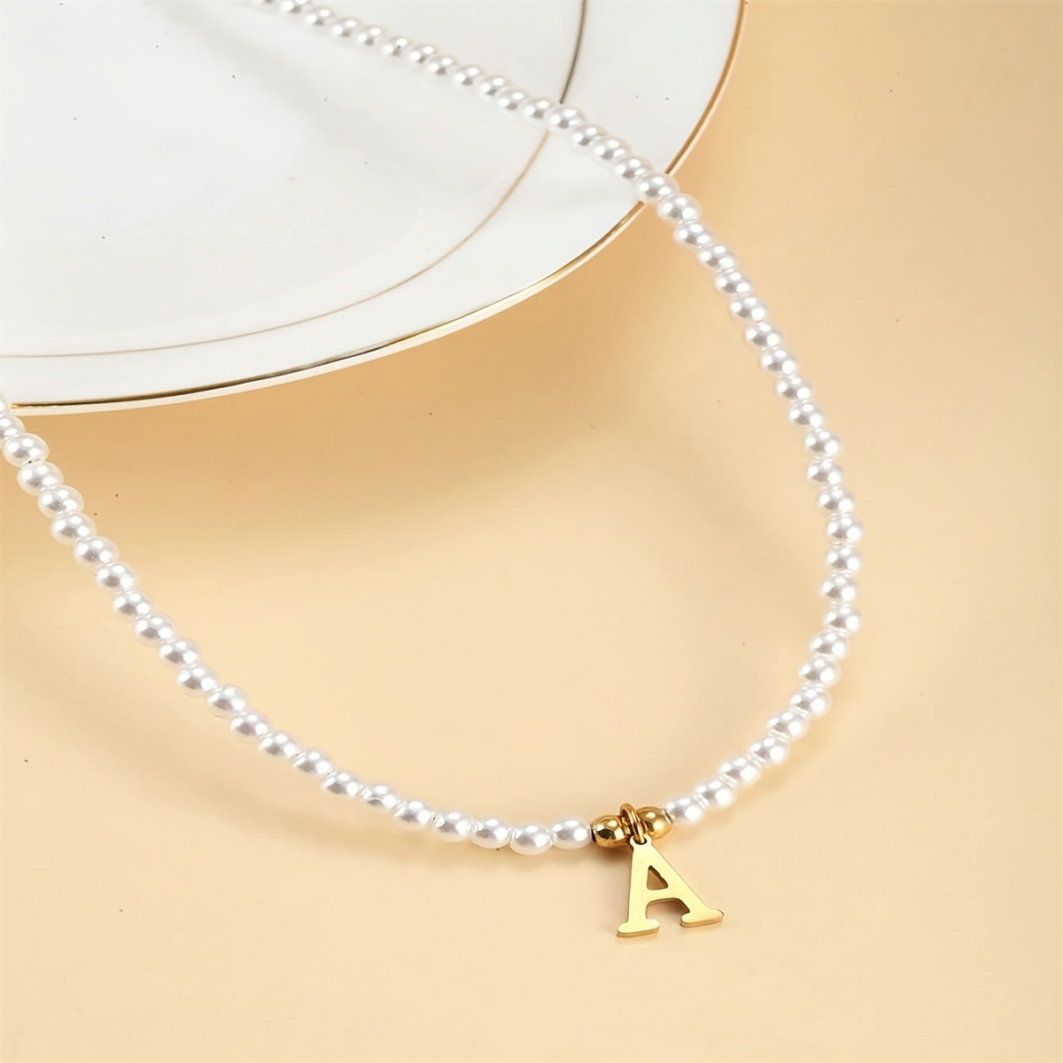 Großhandel Schmuck Elegant Einfacher Stil Brief Künstliche Perle Legierung Kupfer Perlen Halskette Mit Anhänger display picture 2