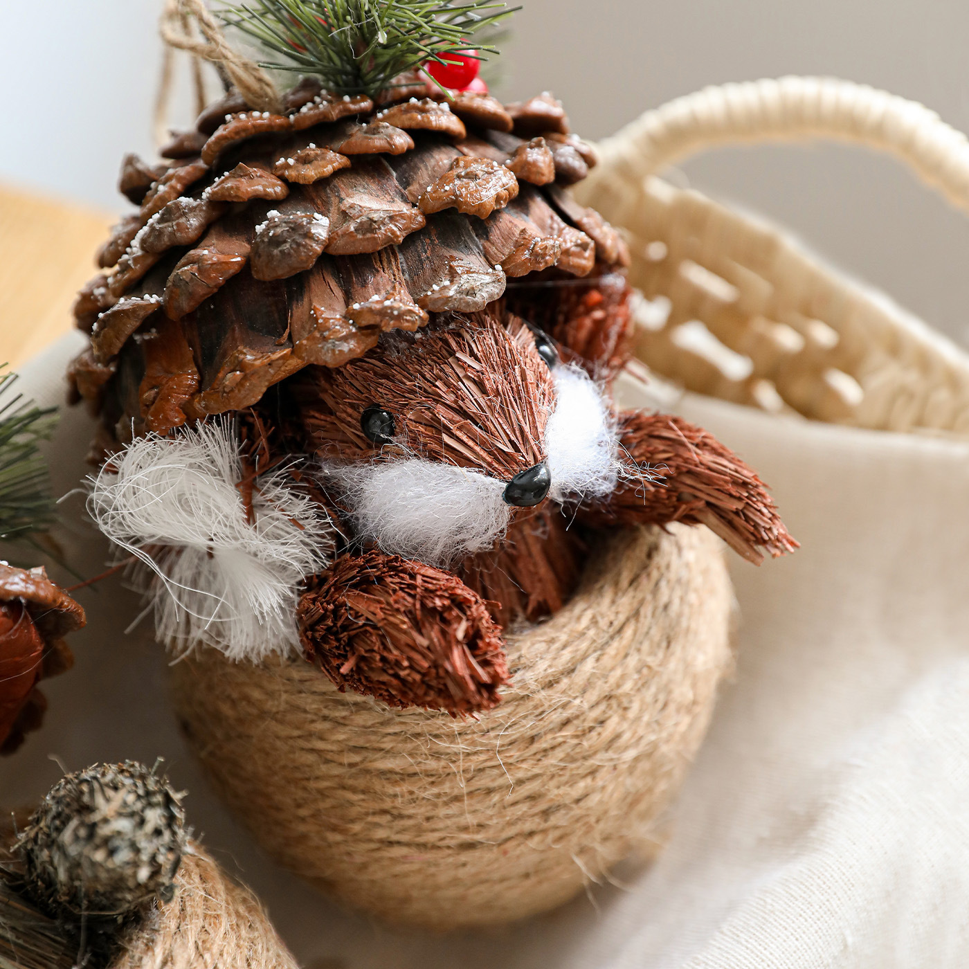 Nuevo sombrero de madera ardilla cuerda de cáñamo seda adornos de mesa tejidos a mano paja colgante árbol de Navidad colgante