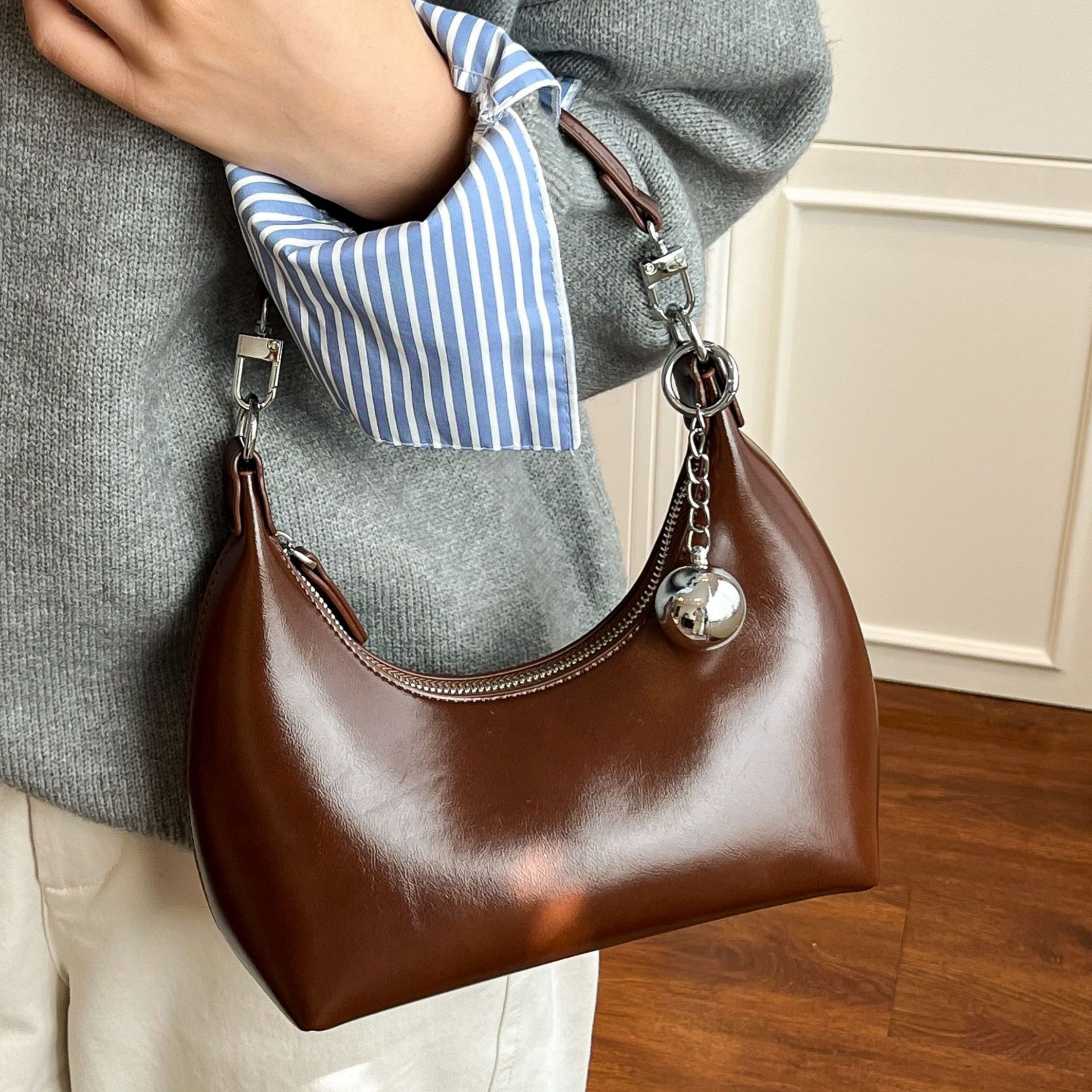 Fashion Oil Wax Leather Handbag For Women 2025 New Arrival Luxury Commuter Crescent Bag Stylish Shoulder & Crossbody Bag - Thumbnail 4