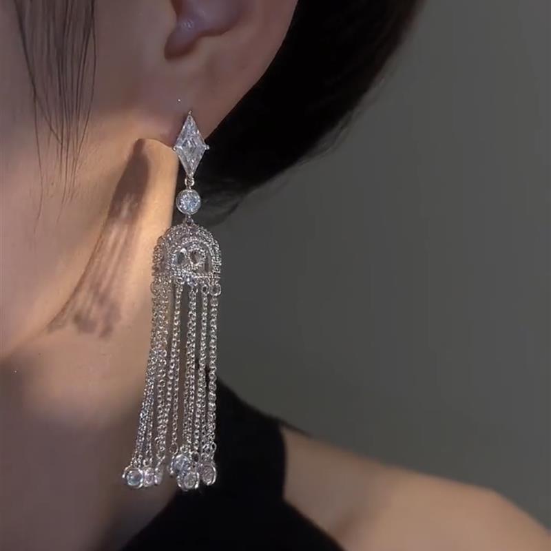 Agujas de plata, diamantes, linternas geométricas, pendientes con borlas, moda, lujo ligero, pendientes de viento frío, pendientes, sentido de clase alta