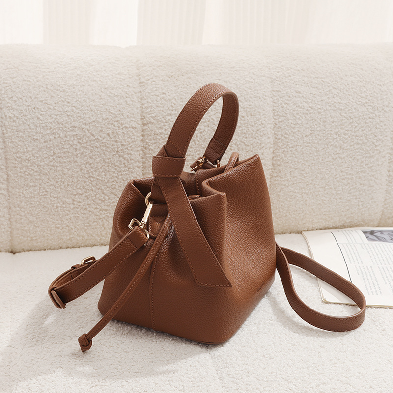 새로운 가죽 섬유 통근 모든 경기 어깨 크로스 바디 백 틈새 패션 핸드백 유럽과 미국의 국경 인기 여성 가방