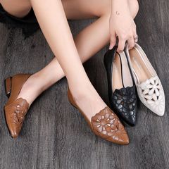 女性のための柔らかい革の柔らかい表面中空刺繍靴 2025 新しい夏と秋のローヒールママの靴通気性のある作業女性のサンダル