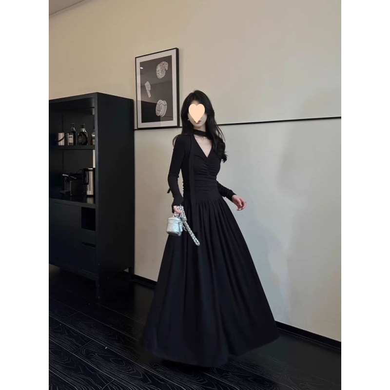 Niche design pleated streamer dress for women in autumn slim fit and slim knitted long skirt