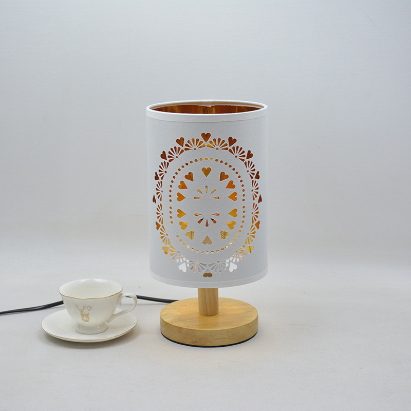 [Xianfan] nueva lámpara de mesa hueca de madera maciza Nordic retro rico gran flor dormitorio sala de estar mesita de noche Lámpara decorativa