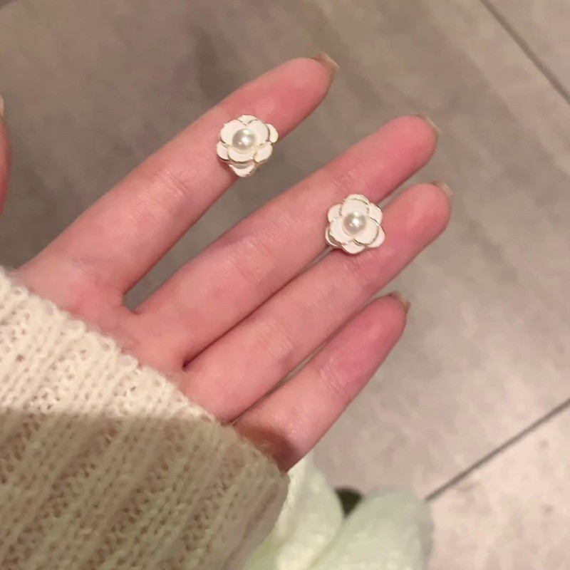 Ingresos franceses de perlas de moda femenina simple pendientes rojos ligeros de lujo versátiles pendientes de nicho de alta calidad