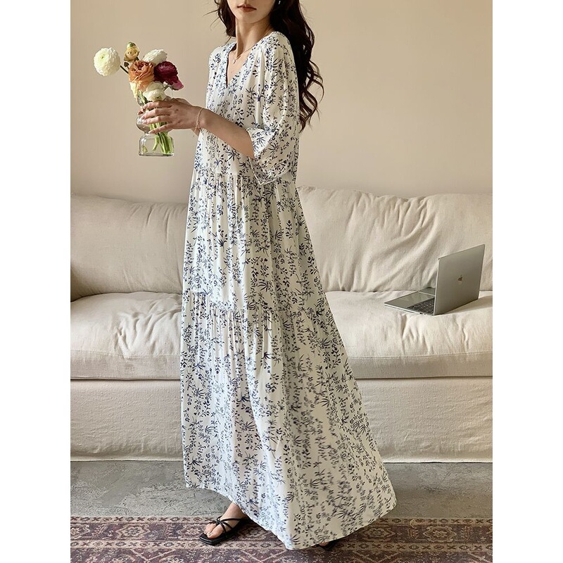 Romantic Starry Sky Floral Print Long Dress That Can Be Worn as a Nightgown, with a Slimming Neckline and a Tie-Dye Floral Design Romantic Starry Sky Floral Print Long Dress That Can Be Worn as a Nightgown, with a Slimming Neckline and a Tie-Dye Floral Design