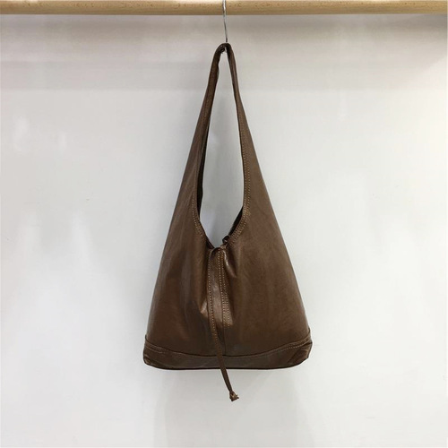 This season Korean niche retro soft leather triangle tote bag versatile worker commuting shoulder bag