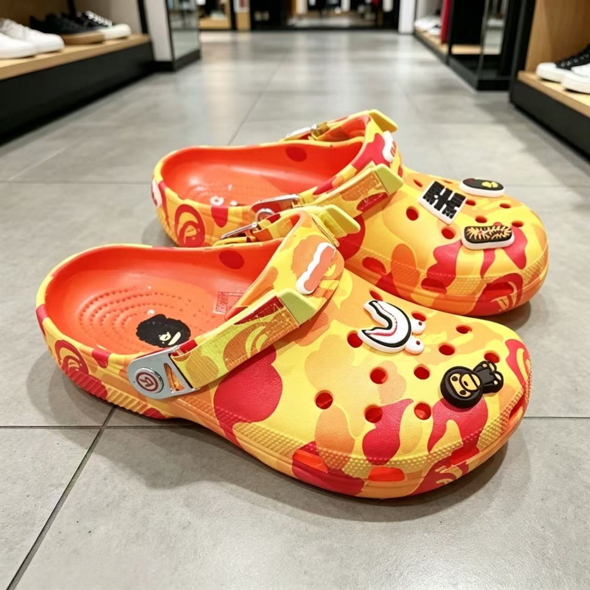 2026 nuevos zapatos de agujero de botón de hierro Beep sandalinas antideslizantes al aire libre zapatos de playa al por mayor fábrica