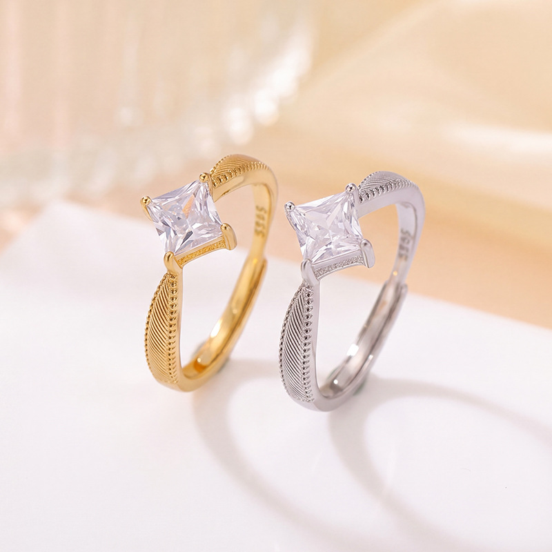 Nhẫn nữ bạc 925 mạ vàng hình kim cương nhẹ nhàng, phong cách sang trọng — Bạc