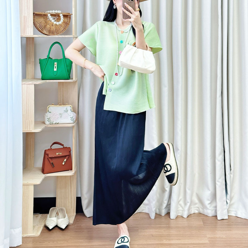Simple Style Complete Outfit Slimming Miyake Summer Short-Sleeved Green Top Black Straight Skirt Pleated Suit for Women Simple Style Complete Outfit Slimming Miyake Summer Short-Sleeved Green Top Black Straight Skirt Pleated Suit for Women