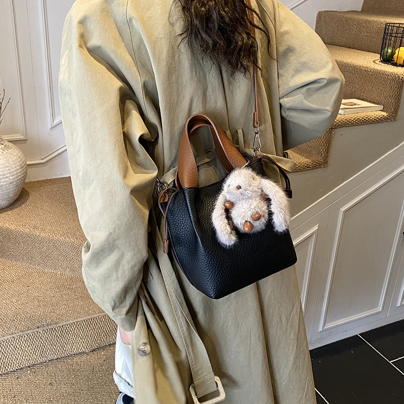 Bolso de mano retro de alto nivel, bolso de balde de agua universal para mujeres 2025, nuevo estilo coreano de invierno para niños y madres, bolso de hombro.