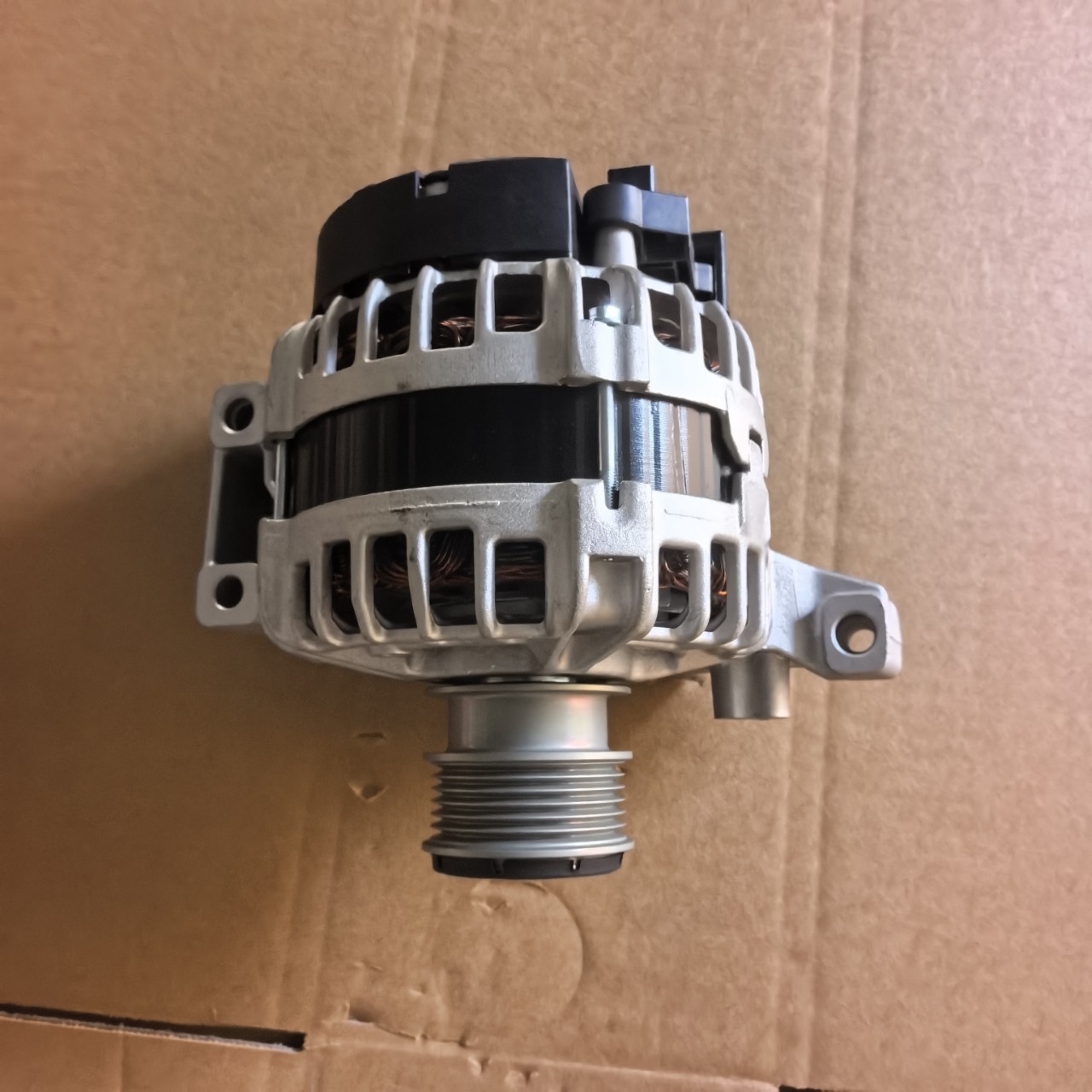 Generator Lr067840 for Discovery Sport 2.0t, Range Rover Evoque 2.0t, Freelander 2 2.0t