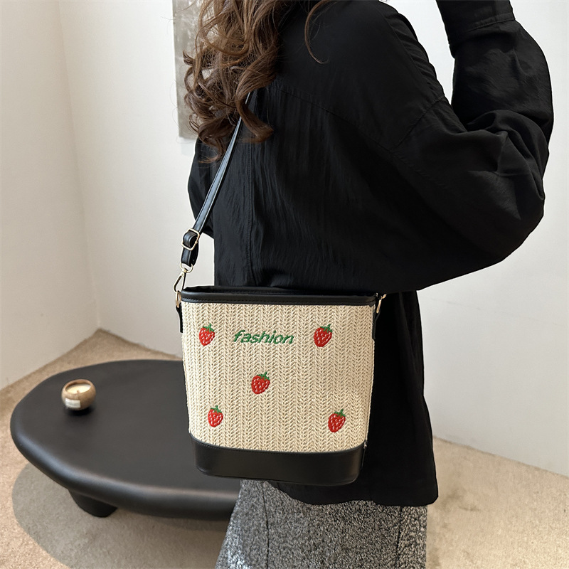 Bagos de balde de tela de fresas de gran capacidad para mujeres 2024 nueva popular alta textura nicho diseño mochila