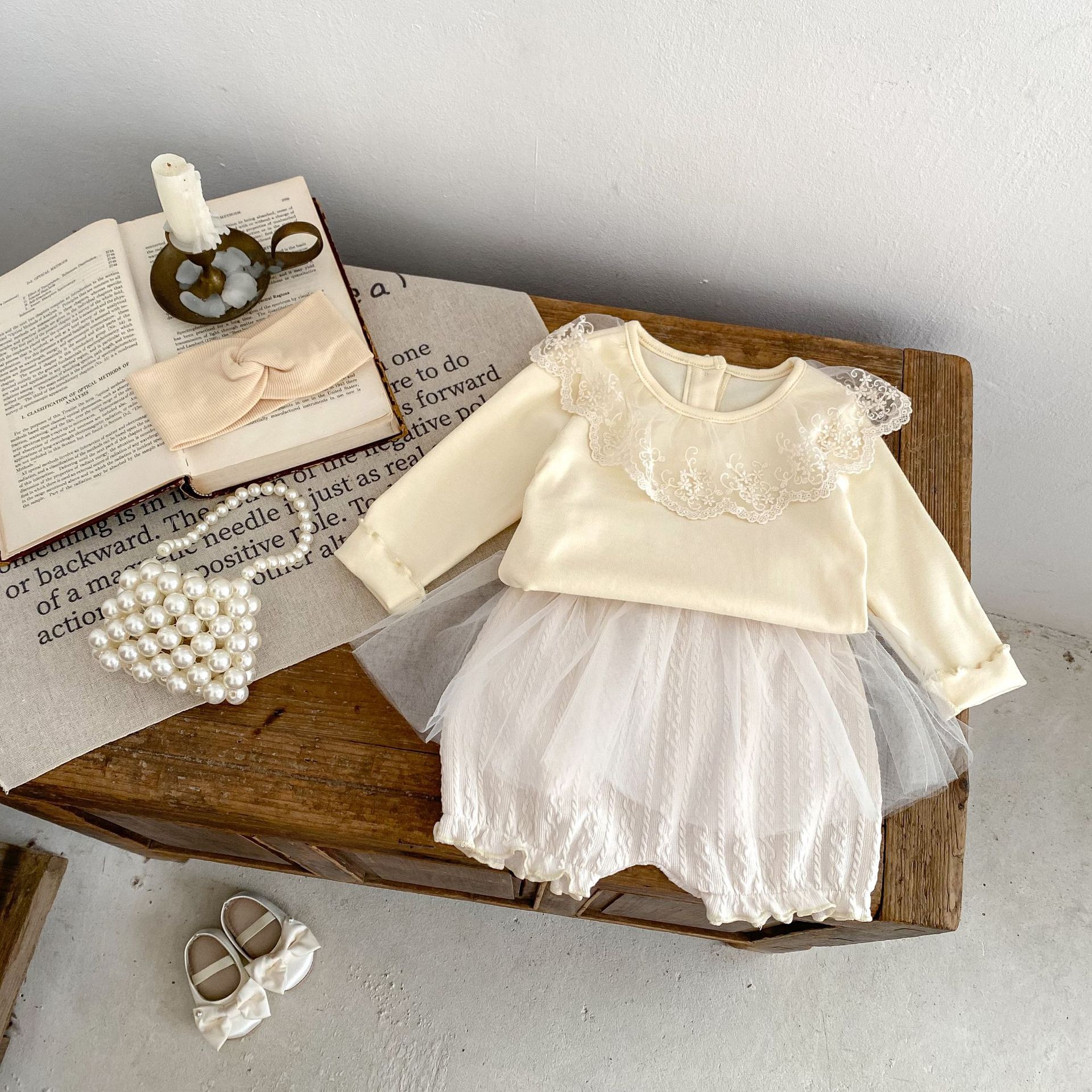 Jesenski set od tri dijela za djevojčice 2024. s čipkastom majicom s ovratnikom, mrežastim hlačama i jednobojnim žakard kaputom, Taken_voghion.com