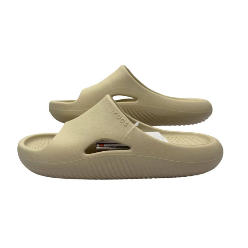 Las mismas zapatillas de pan de la casa de tarjetas cruzadas, zapatillas de una palabra, las parejas masculinas y femeninas, zapatillas frías antideslizantes y transpirables para el hogar, se usan fuera.