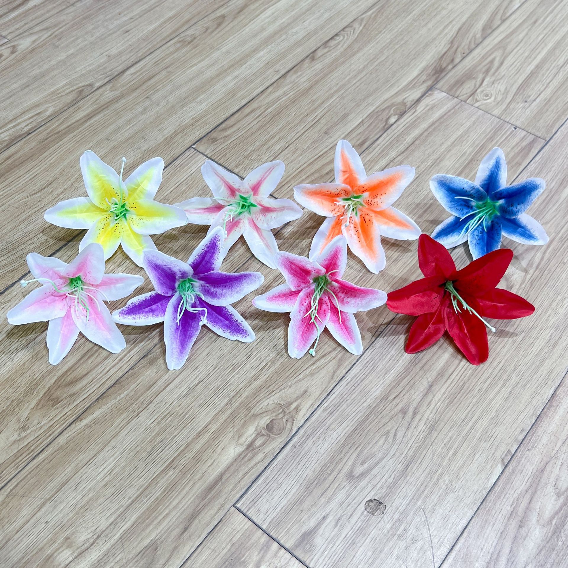 작은 백합 13cm 모조 꽃송이, 실크 천 인조 꽃, 웨딩홀, 부드러운 장식, 가정 장식, 사진 소품, 꽃 예술