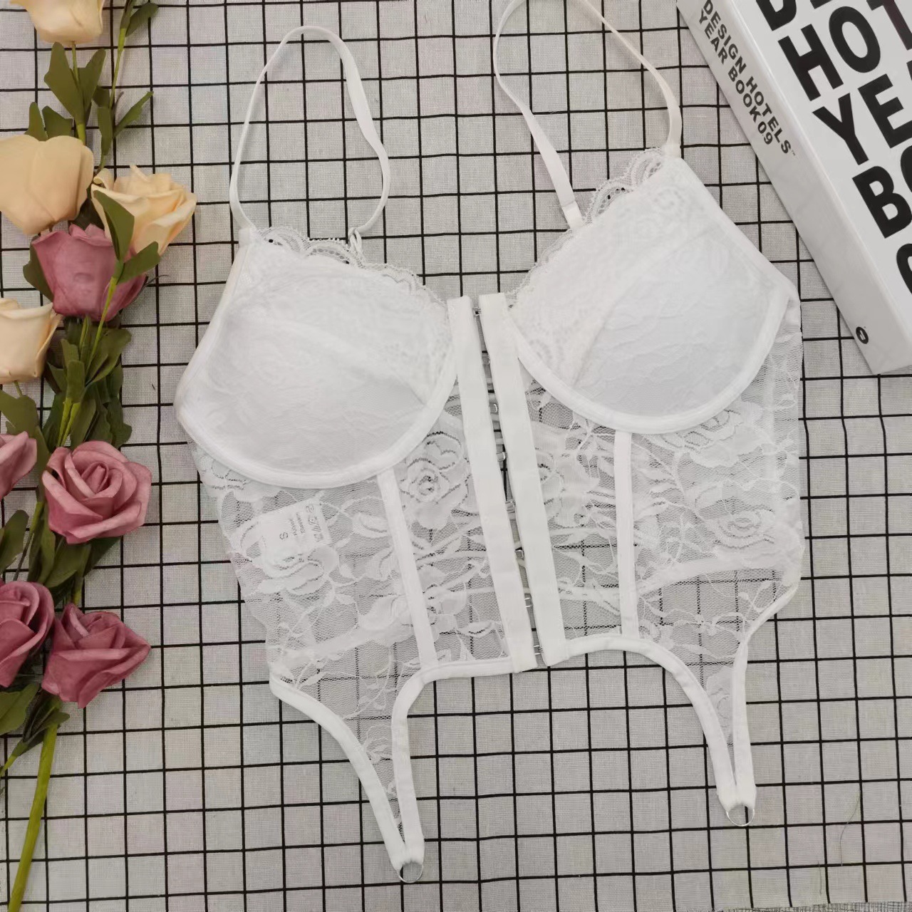 INS moda sexy europea y americana sin espalda correa cruzada correa de encaje de las mujeres irregulares pecho halagador chica caliente chaleco superior