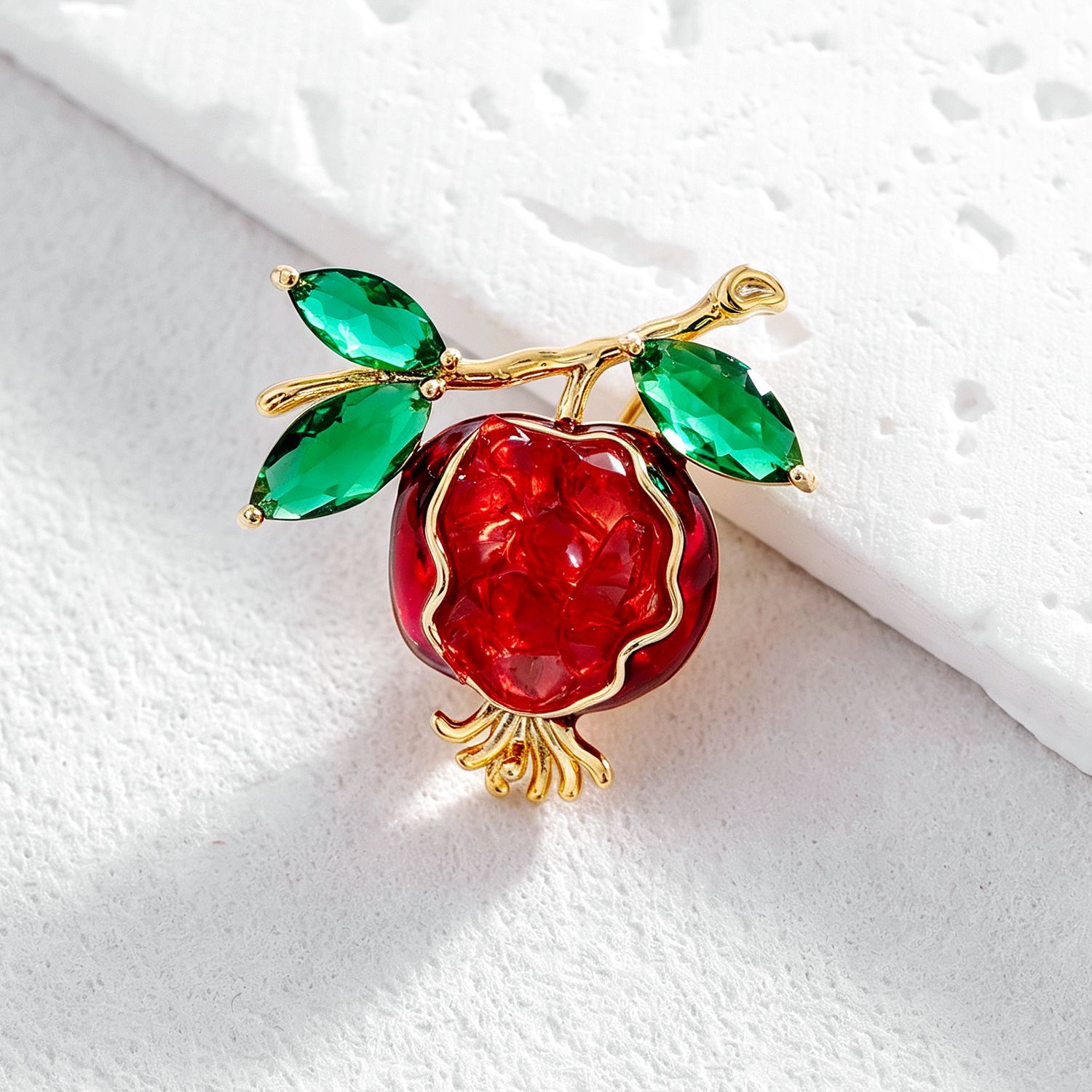 New stylish and simple enamel copper brooch with diamond garnet, anti-slip, elegant and fresh, suitable for suits and shirts
