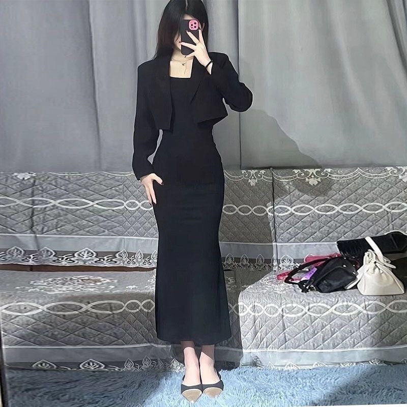 Autumn trendy outfit: a chic blazer paired with a figure-hugging long slip dress – a two-piece set