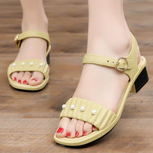 凉鞋女士夏季外穿小香风钉珠粗跟防滑耐磨一字带外穿中老年妈妈鞋