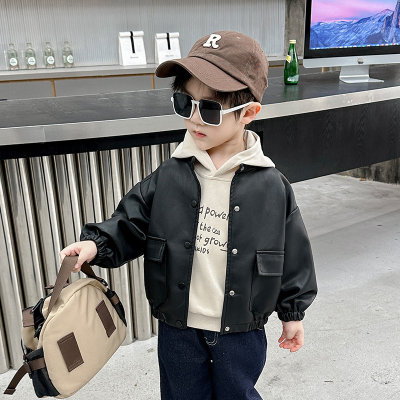 블랙 가죽 재킷과 스웨트셔츠