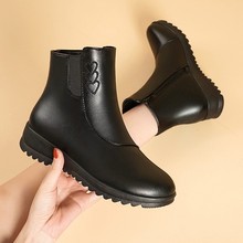 冬季软皮妈妈棉鞋女士防滑软底中老年平底短靴女棉靴加绒保暖皮靴