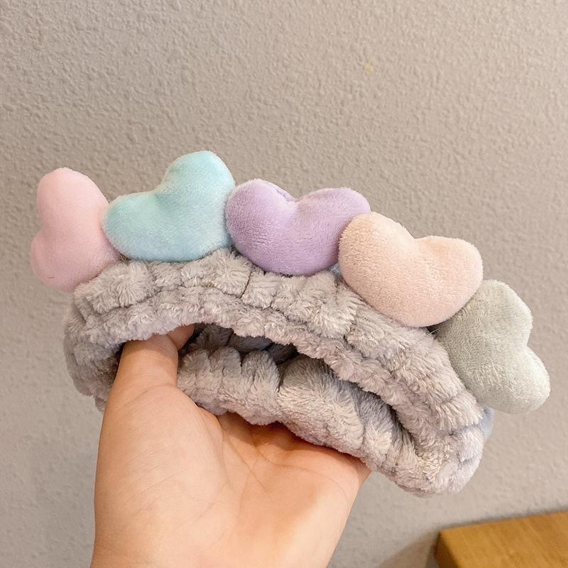 顔を洗って髪を洗って新型の少女の韓国の化粧をつけてマスクの専用のカチューシャをつけます。