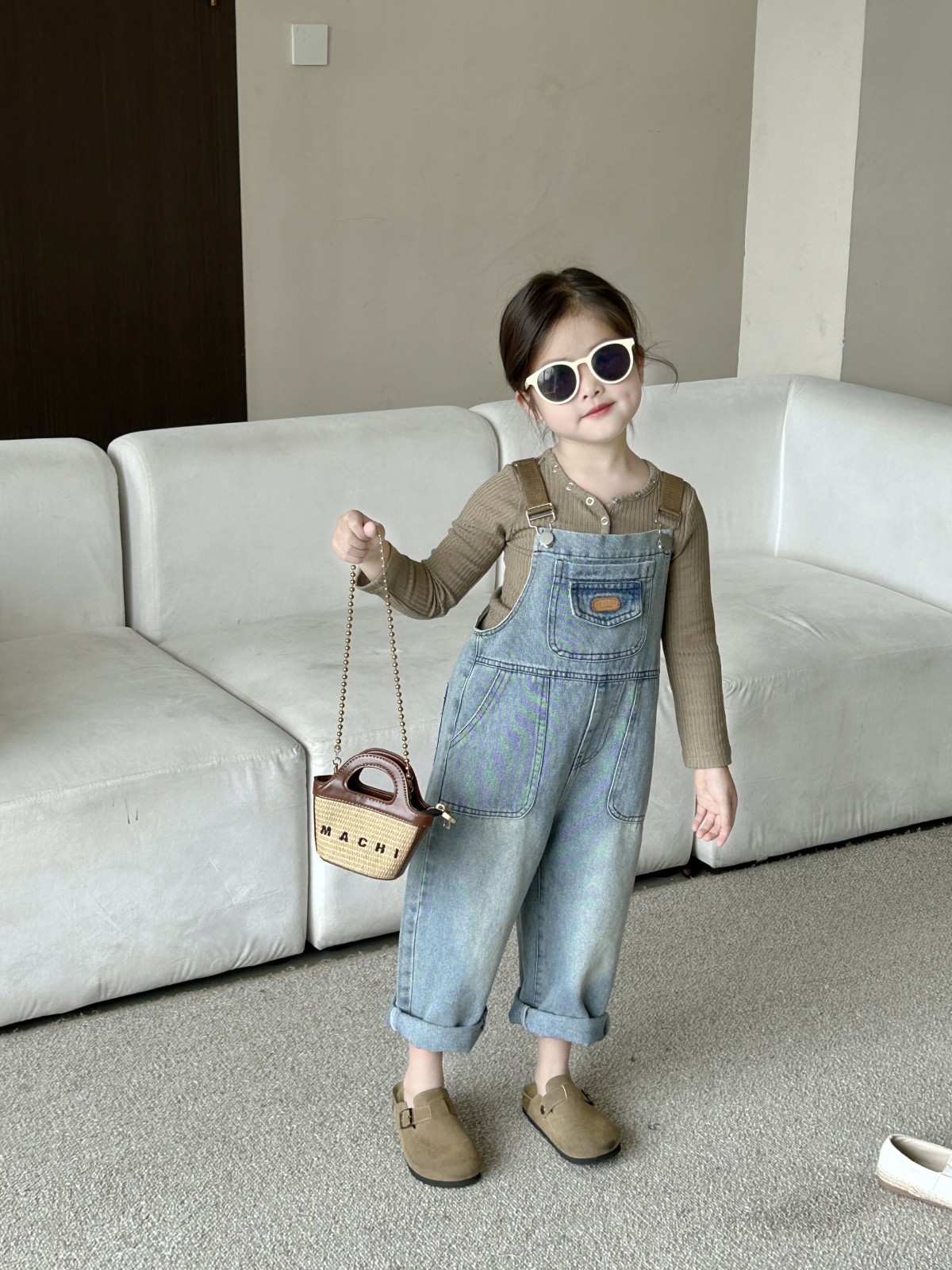 2024春の新しい女の子のズボンの薄い色のジーパンのゆったりしたファッションの女の子の背もたれのズボンの韓国版の子供服のファッション