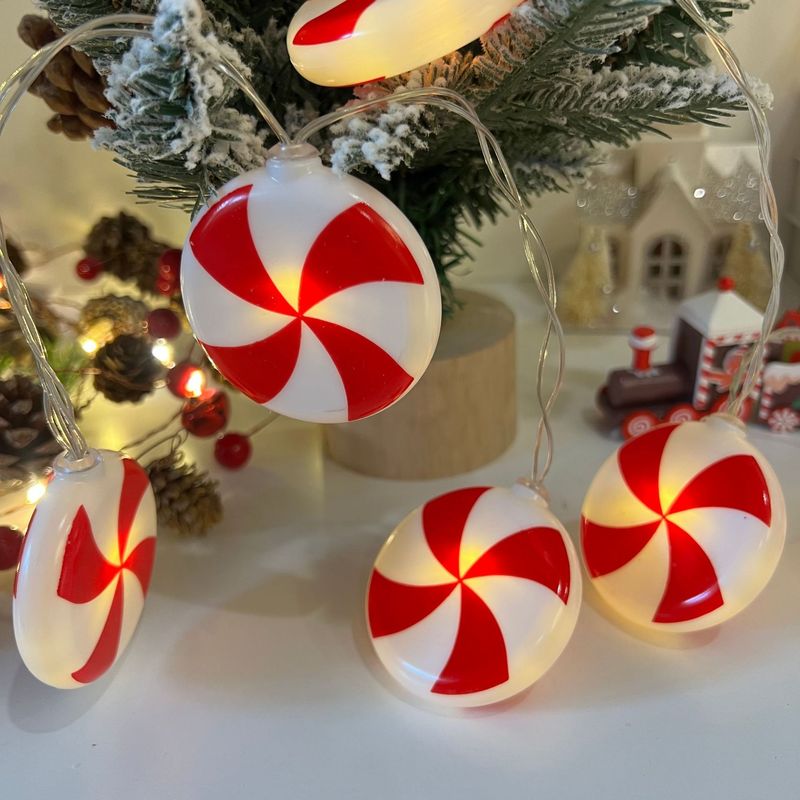 国境を越えてクリスマスの日のカラーケーキのイルミネーションの装飾の雰囲気ランプの部屋にクリスマスツリーのランプを配置する|undefined