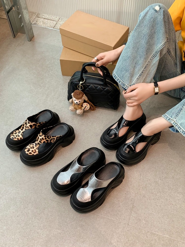 Dép sandal nữ da thật họa tiết da báo đế xuồng cao gót 9 cm — Trang chủ, màu đen, bạc chi tiết 4