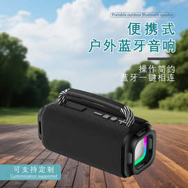 2025年厂家直销新款境外蓝牙音箱户外重低音炮桌面音箱布艺带提手
